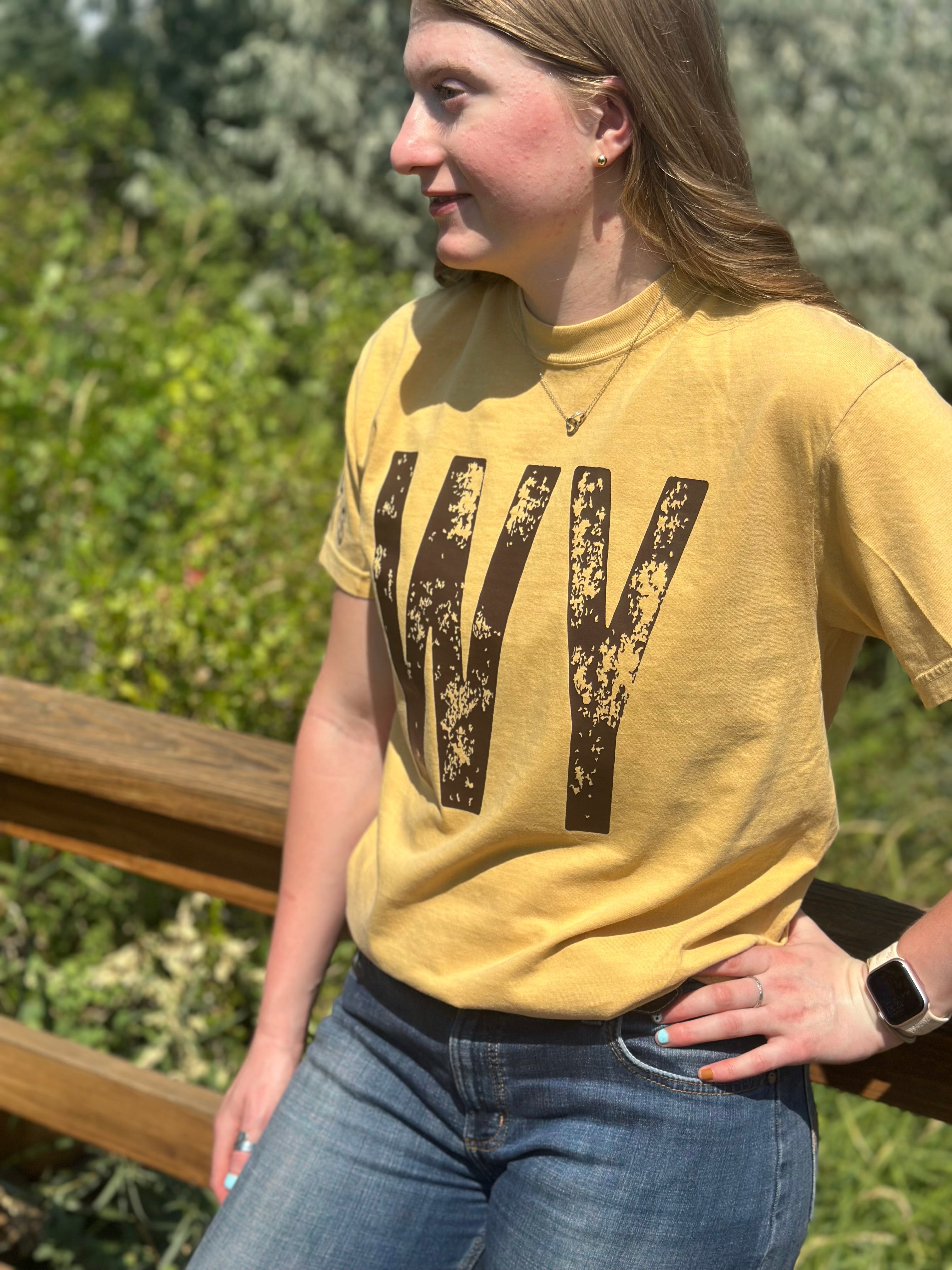 WY distressed Comfort Colors T-Shirt